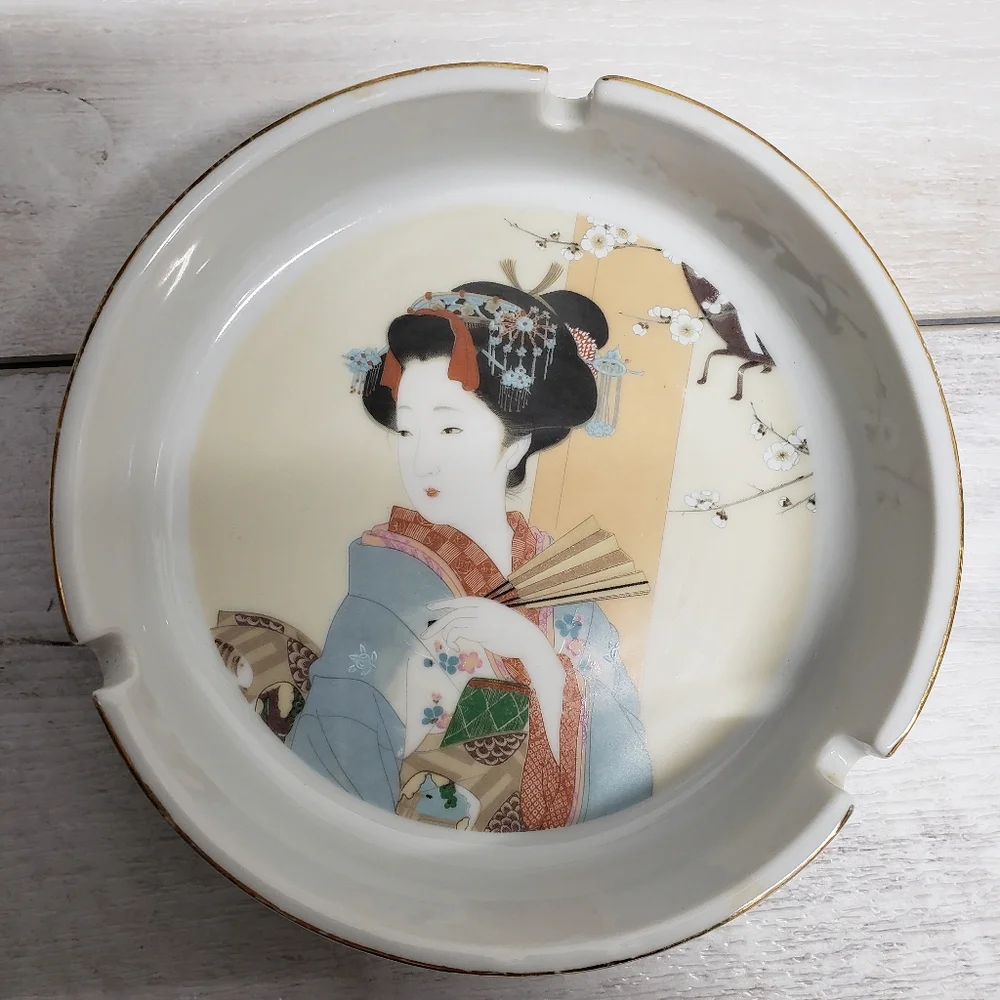Vintage Saji Fine China Geisha Ashtray Japan Hand Painted Gold Trim Collectible